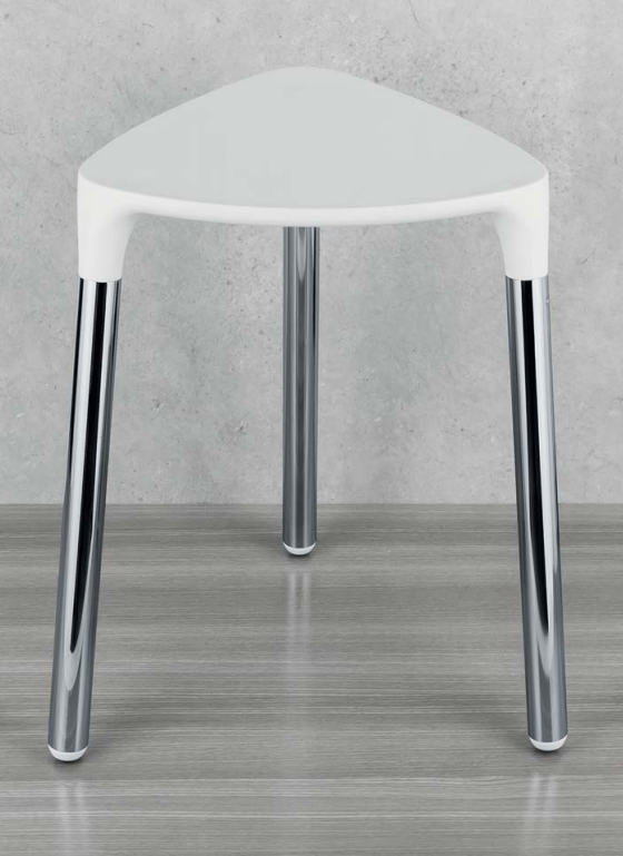 Sgabello bagno doccia bianco con struttura in acciaio e in resina installato in bagno moderno con ante in vetro temperato...