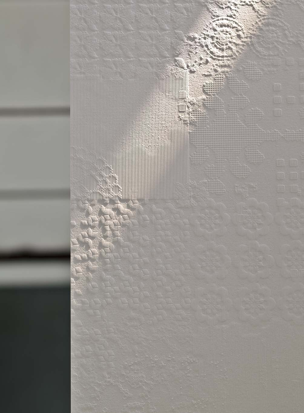 Mutina Dechiner Decor Piastrella Rettificato Relief in gres porcellanato e spazzolato, superficie e texture ravvicinata...