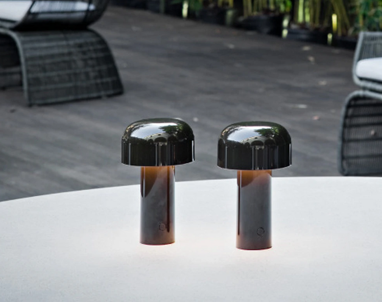Flos Bellhop lampada da tavolo fungo ricaricabile Cioko in naturale accesa in ambiente, design e diffusione della luce