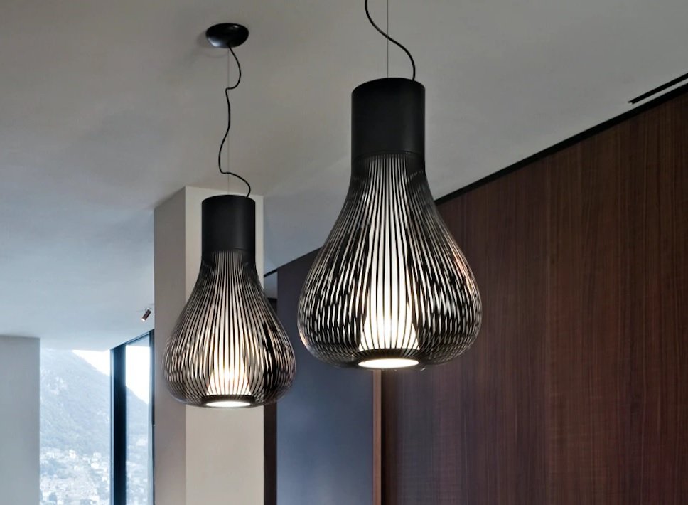 Flos Chasen Lampada a sospensione nero accesa in ambiente, design e diffusione della luce