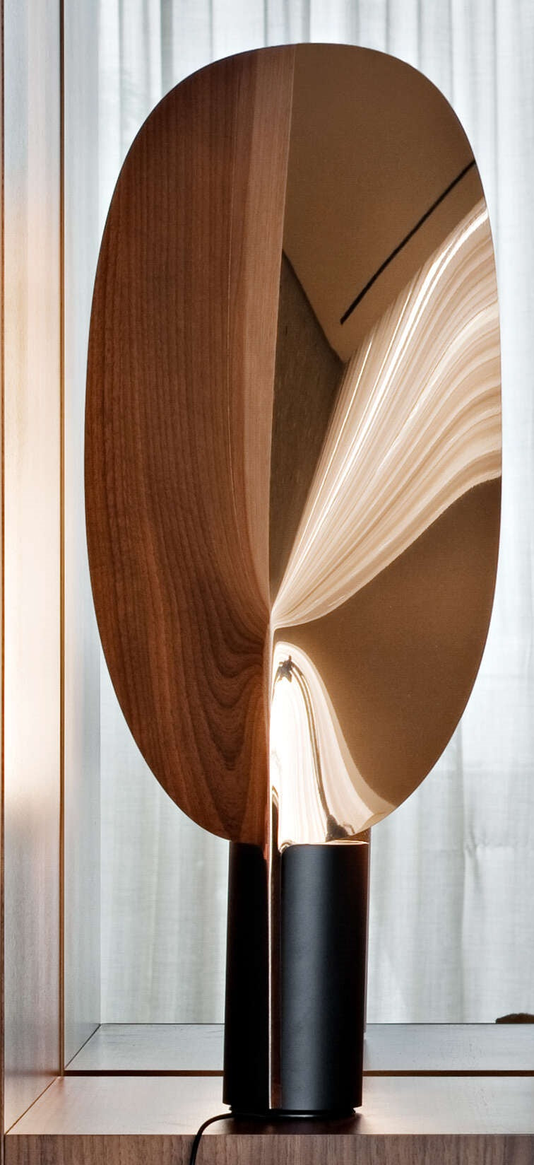 Flos Serena Lampada da tavolo rame con luce regolabile, vista posteriore con attacco elettrico