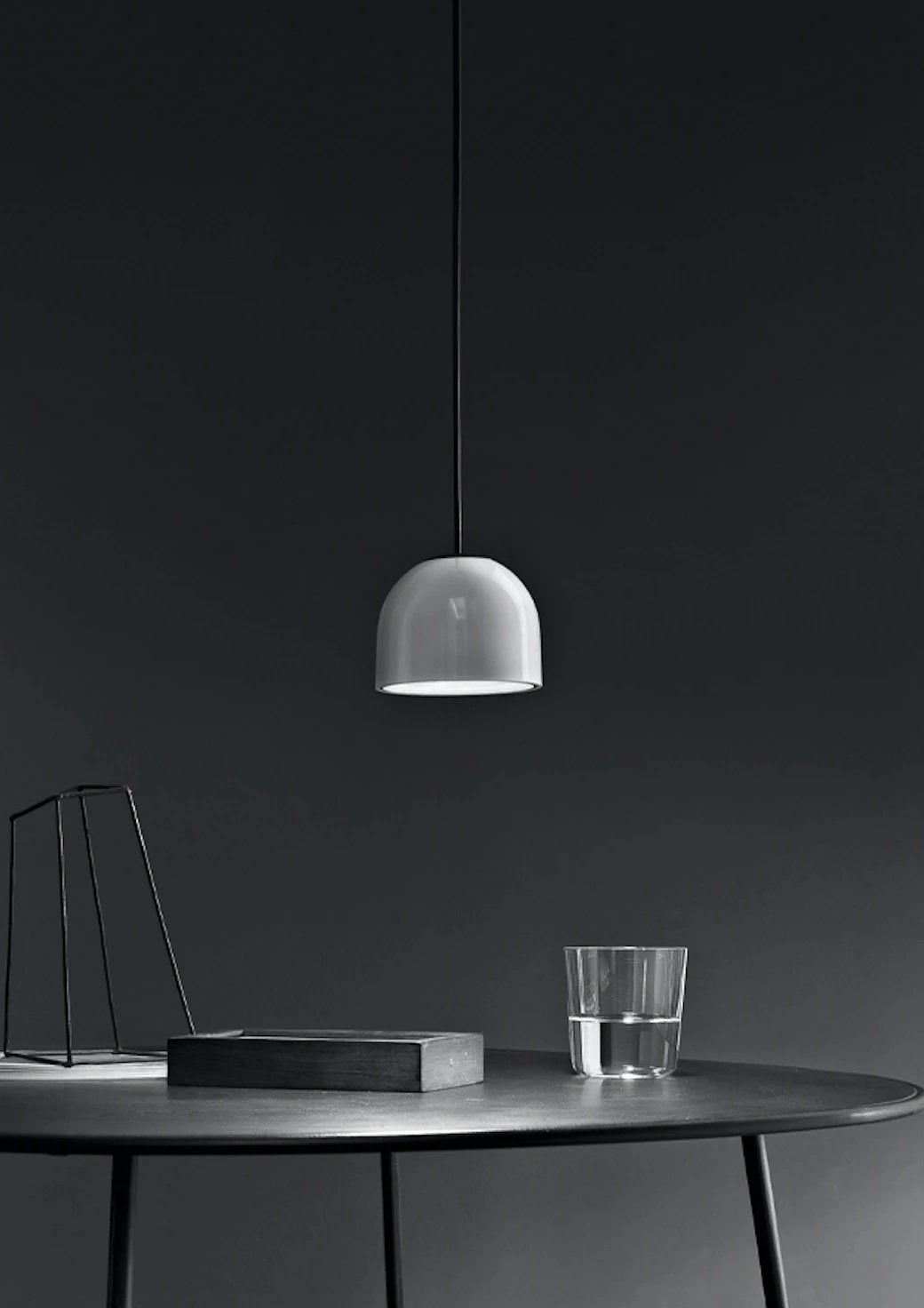 Flos Wan Suspension Lampada 11 cm a sospensione Bianco in alluminio e lucido accesa in ambiente, design e diffusione...