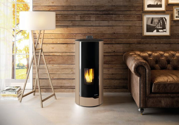 Palazzetti Nina 8 Stufa A Pellet Ecofire ad Aria con porta, dettaglio del pannello comandi e della bocca di carico