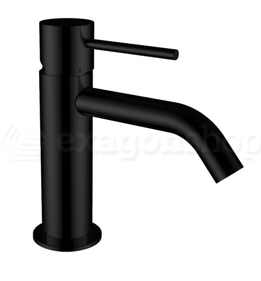 Miscelatore monocomando lavabo con scarico click clack nero Nero Matt in opaco ambientato su piano bagno con accessori...