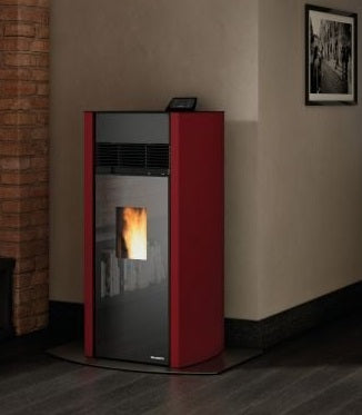 Palazzetti Lux 9 Stufa A Pellet ad aria Ecofire in acciaio Rossa in ghisa accesa in soggiorno, fiamma visibile attraverso...