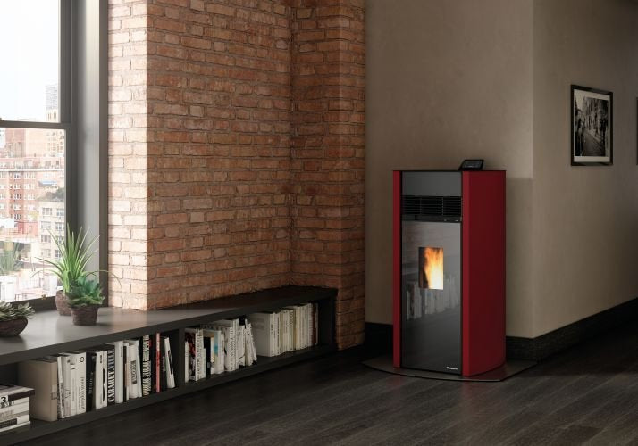 Palazzetti Lux 9 Stufa A Pellet ad aria Ecofire in acciaio Rossa, dettaglio del pannello comandi e della bocca di carico