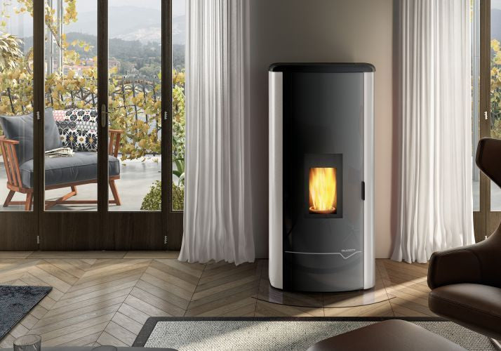Stufa A Pellet ad acqua ecofire con top in ghisa e acciaio Bianca accesa in soggiorno, fiamma visibile attraverso il vetro