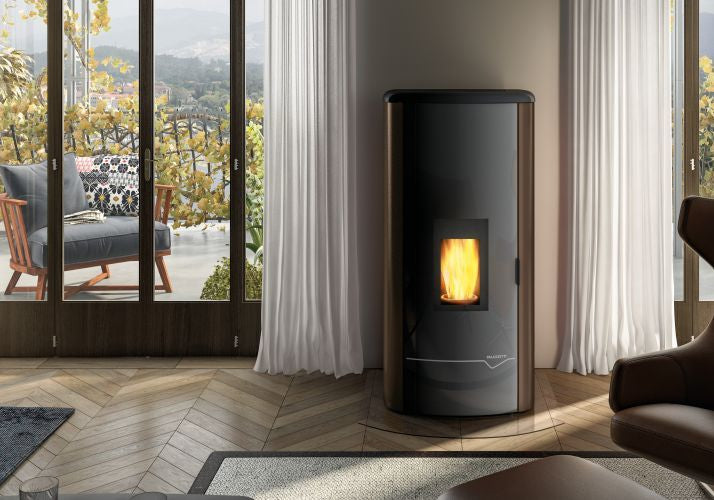 Stufa A Pellet ad acqua ecofire con top in ghisa e acciaio accesa in soggiorno, fiamma visibile attraverso il vetro