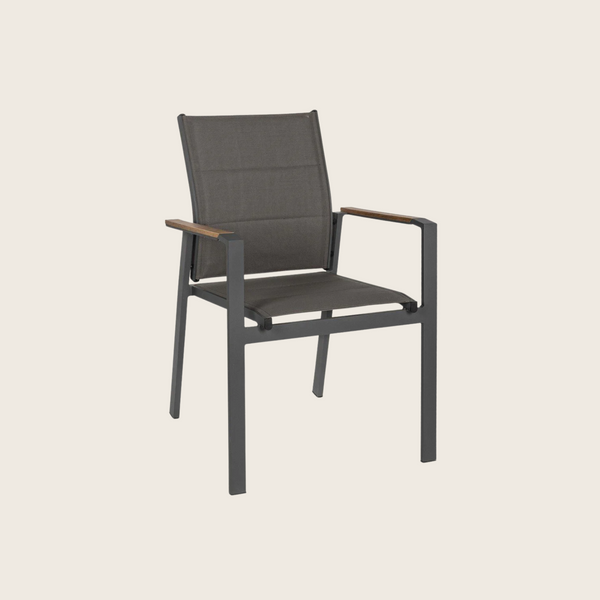 Andrea Bizzotto Kubik sedia con braccioli antracite SJ61 in alluminio ambientato in spazio living con arredi coordinati