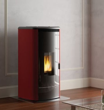 Stufa A Pellet Ventilata ad acqua con top in ghisa e Rossa accesa in soggiorno, fiamma visibile attraverso il vetro