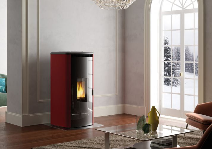 Stufa A Pellet Ventilata ad acqua con top in ghisa e Rossa, vista laterale che mostra profilo e dimensioni