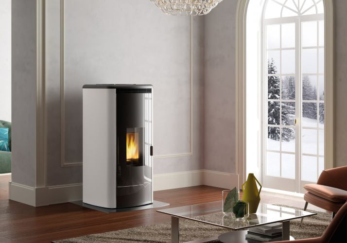 Stufa A Pellet Ventilata ad acqua con top in ghisa e Bianca, vista laterale che mostra profilo e dimensioni