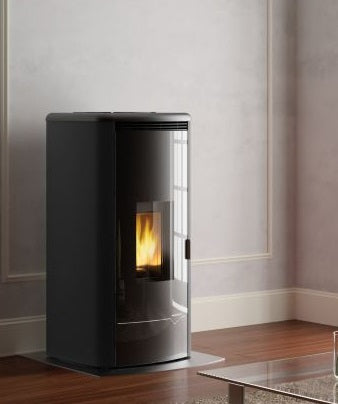 Stufa A Pellet Ventilata ad acqua con top in ghisa e Nera accesa in soggiorno, fiamma visibile attraverso il vetro