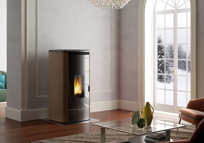 Stufa A Pellet Ventilata ad acqua con top in ghisa e, vista laterale che mostra profilo e dimensioni