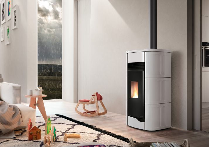 Palazzetti Anna 12 US Pro 2 Stufa A Pellet Ermetica ad aria in ceramica e ghisa accesa in soggiorno, fiamma visibile...