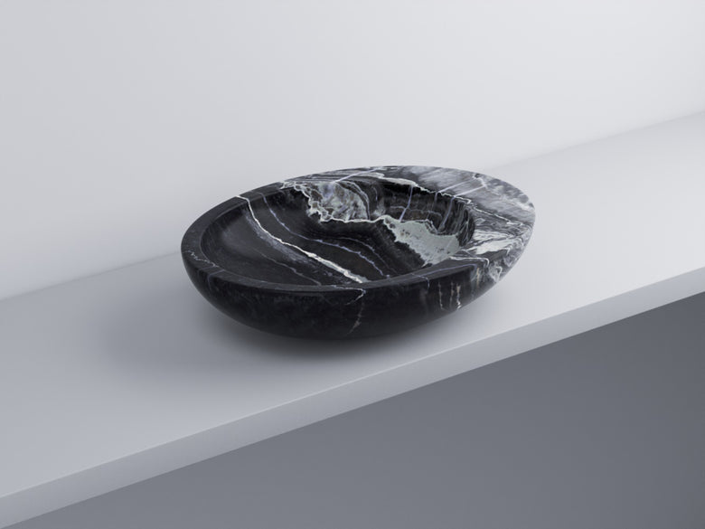 Cielo Le Giare lavabo da appoggio 60x45 senza troppopieno in ceramica ambientato su piano bagno con accessori