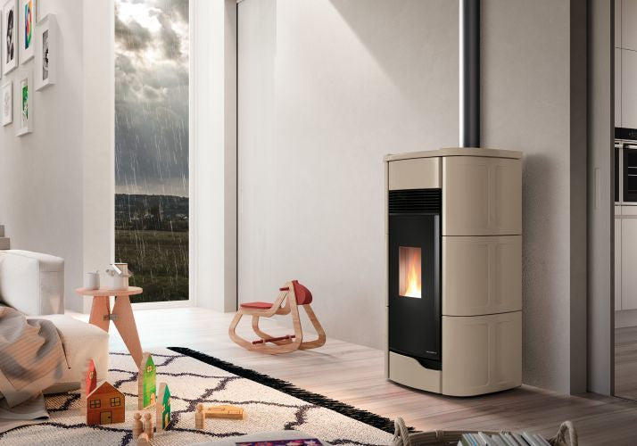 Palazzetti Anna 9 US Stufa A Pellet Ermetica ad aria con in ceramica e ghisa accesa in soggiorno, fiamma visibile...