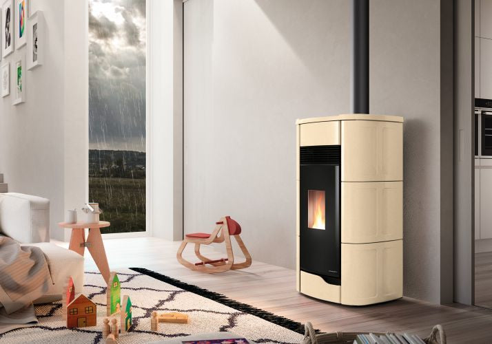 Palazzetti Anna 12 US Pro 2 Stufa A Pellet Ermetica ad aria in ceramica e ghisa accesa in soggiorno, fiamma visibile...