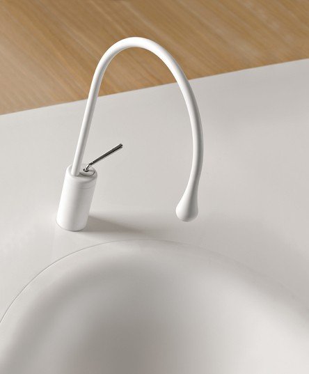 Gessi Goccia Miscelatore Monocomando Lavabo Con Canna R 12 00 Bianco ambientato su piano bagno con accessori