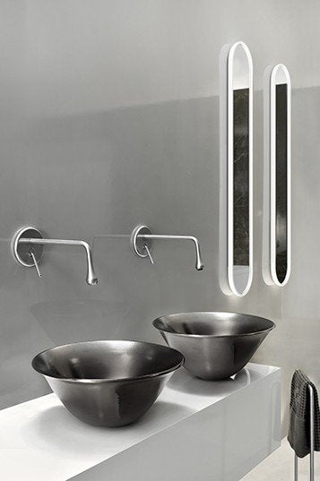 Gessi Goccia Parte esterna miscelatore lavabo a parete Cromo Lucido ambientato su piano bagno con accessori