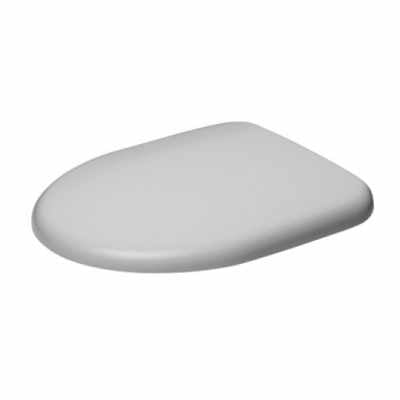 Sedile wc avvolgenete soft close e cerniere in acciaio ambientato su piano bagno con accessori