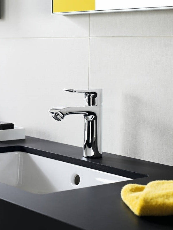 Hansgrohe Metris Miscelatore Monocomando Lavabo 110 Con ambientato su piano bagno con accessori