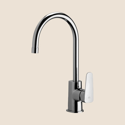 Paffoni Sly Sy181 Miscelatore Lavello Cucina Girevole Cromo installato su lavello, vista della bocca e della leva