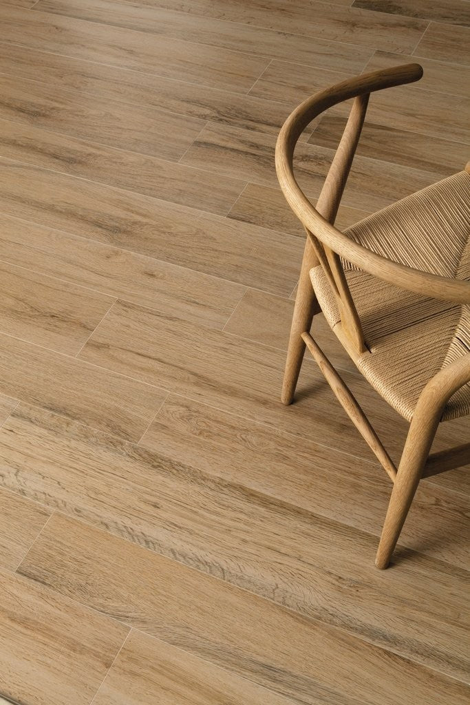 Pavimento rivestimento 20x120 effetto parquet in Gres posata in ambiente arredato, dettaglio della venatura - Ceramica...