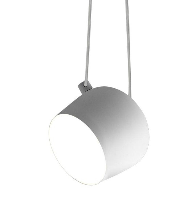 FLOS Aim Lampada 24cm sospesa orientabile 24 cm bianco in alluminio e policarbonato accesa in ambiente, design e...