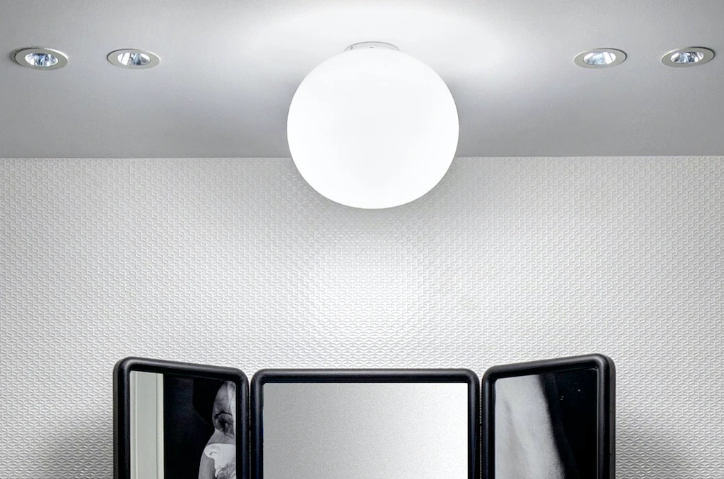 FLOS Mini Glo-Ball Lampada 112 mm a parete soffitto o Bianco spenta, dettaglio del corpo lampada e dei materiali
