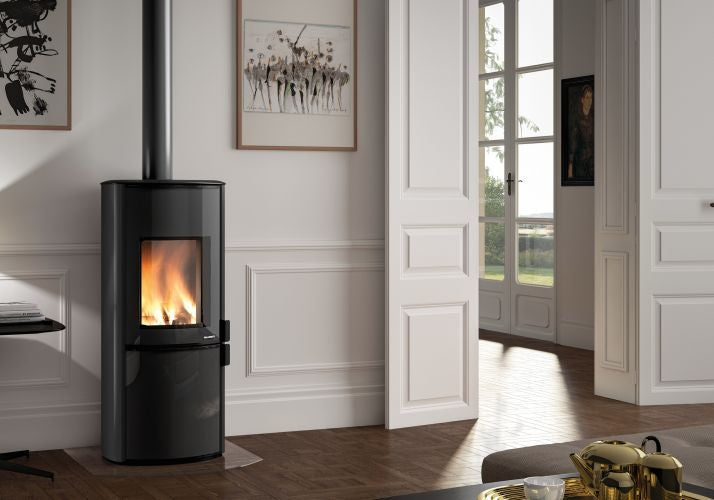 Stufa a Legna ad aria 8 kw con porta verticale top in, dettaglio del pannello comandi e della bocca di carico