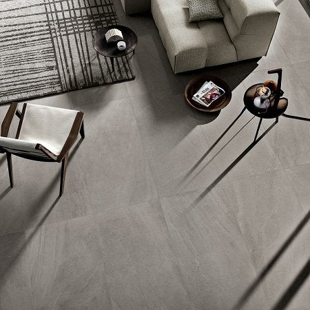 Cotto d este limestone pavimento rivestimento 90x90 Grigio posata in ambiente arredato, dettaglio della venatura - Cotto...