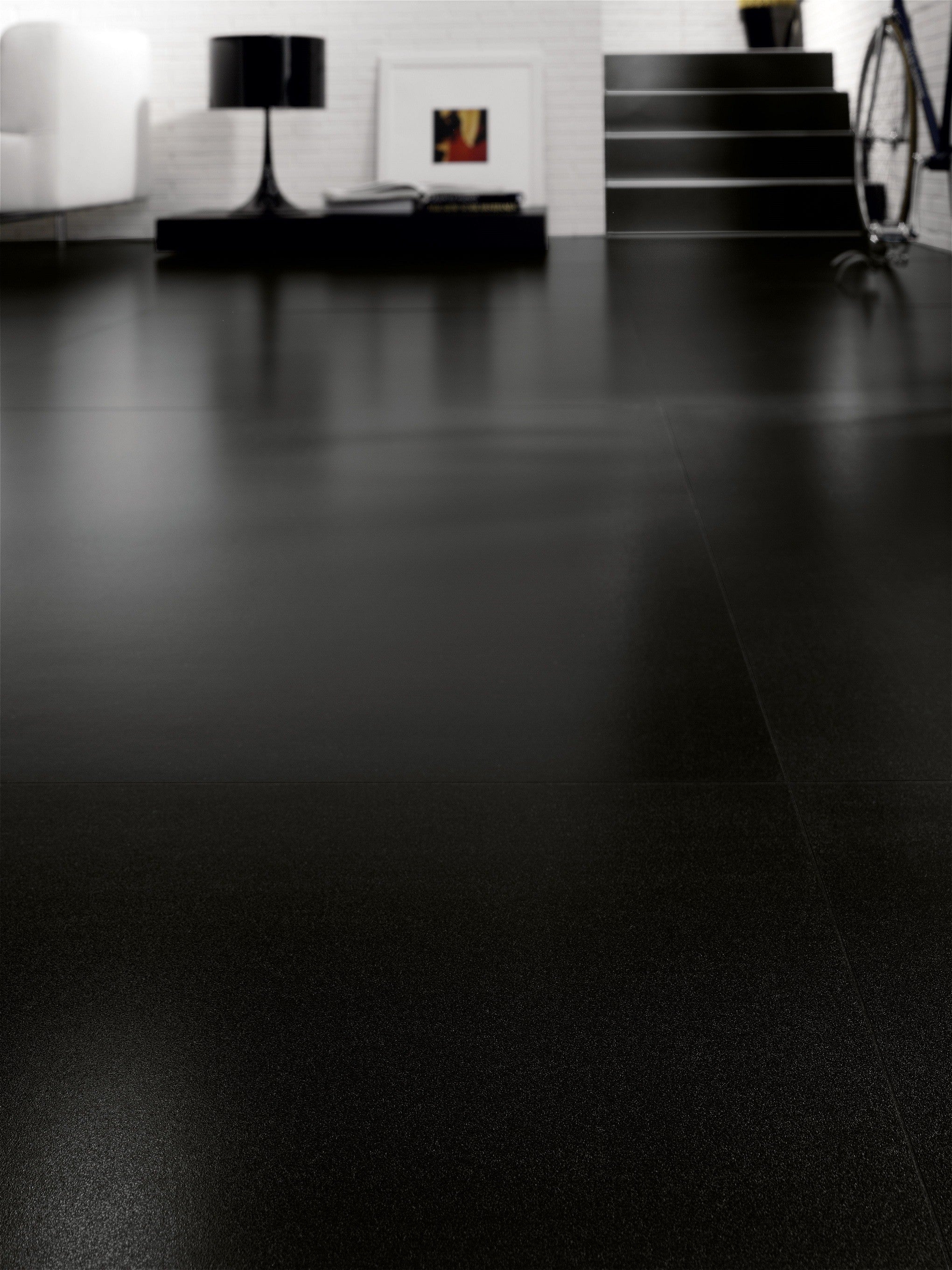Cotto D'Este Kerlite Black White Plus 3 Pavimento posata in ambiente arredato, dettaglio della venatura - Cotto D Este...