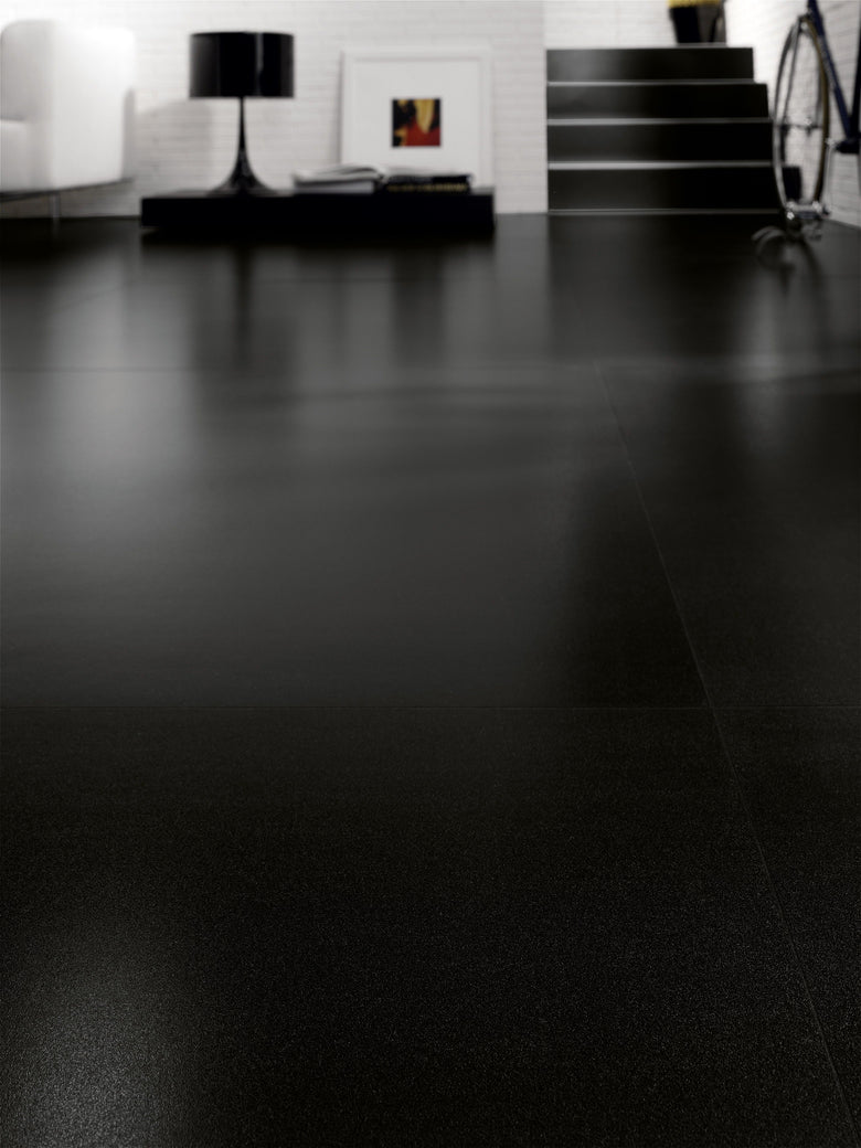 Cotto D'Este Kerlite Black White Plus 3 Pavimento posata in ambiente arredato, dettaglio della venatura - Cotto D Este...