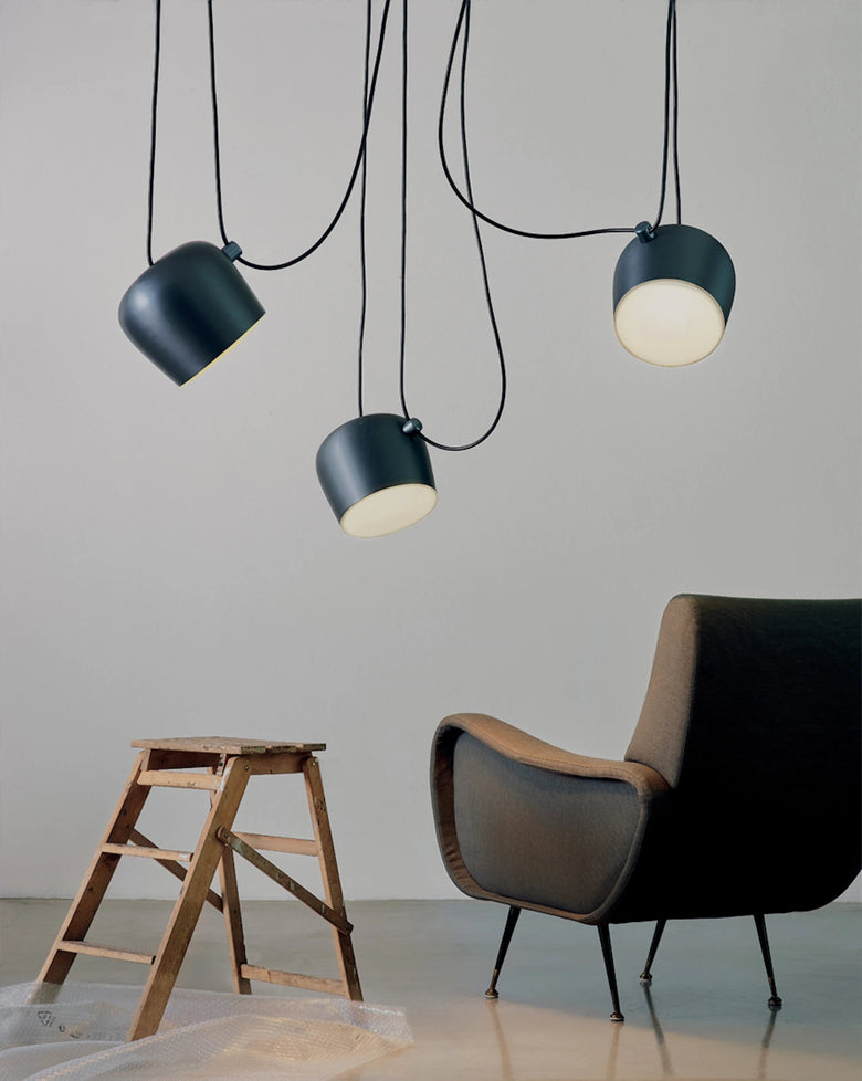 Flos Aim Small Lampada a sospensione Blue Steel Anodized spenta, dettaglio del corpo lampada e dei materiali