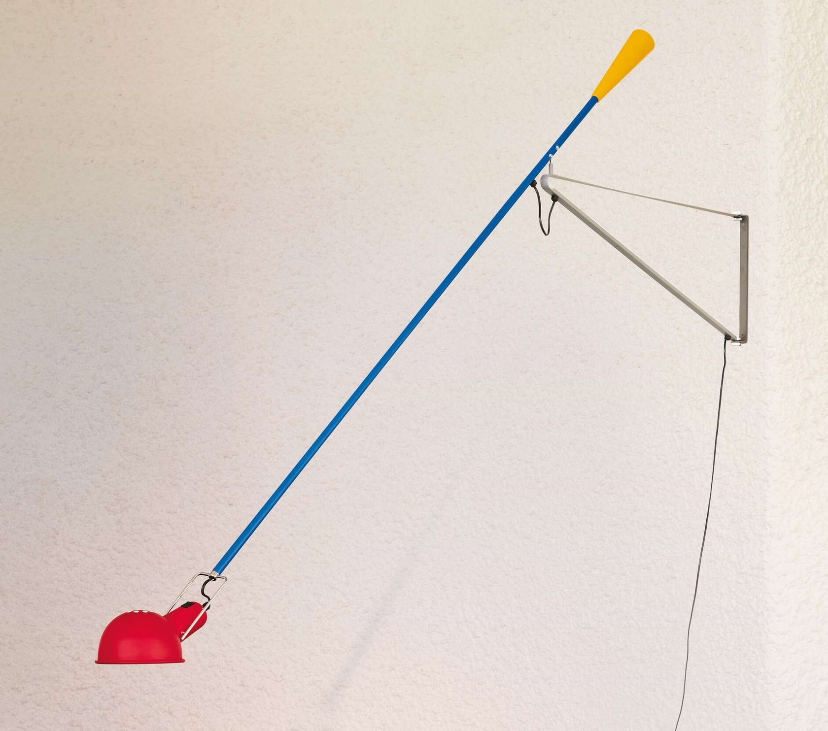 Flos 265 Lampada da parete Chromatica accesa in ambiente, design e diffusione della luce