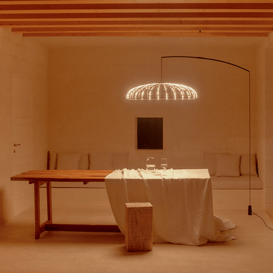 Flos Skynest Motion Almond Lampada Sospesa a Luce Diffusa accesa in ambiente, design e diffusione della luce