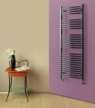 Lazzarini Sanremo 1430x500 scaldasalviette ad acqua 457 w Cromato in lucido accesa in soggiorno, fiamma visibile...