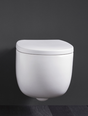 Vaso Sospeso 52x34 Bianco Matt Milk Nic in opaco ambientato su piano bagno con accessori - Nic Design