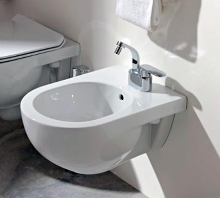 Bidet Sospeso 50x36xh24 Bianco Quick QK218 Ceramiche in ceramica ambientato su piano bagno con accessori - Ceramica Flaminia