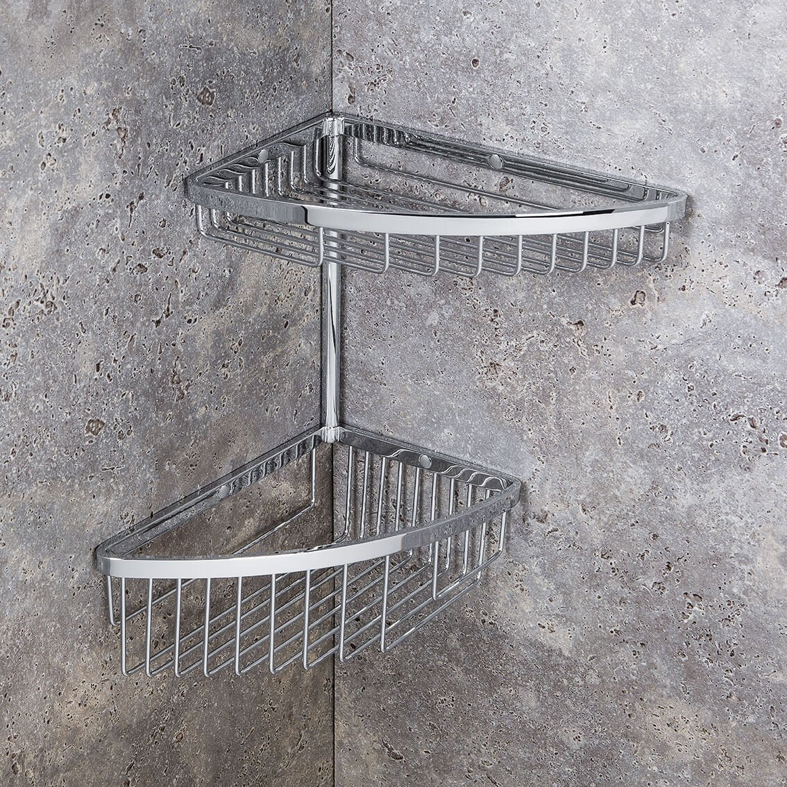 Colombo griglia angolare doppia per vasca e box doccia in in ottone e cromato installato in bagno moderno con ante in...