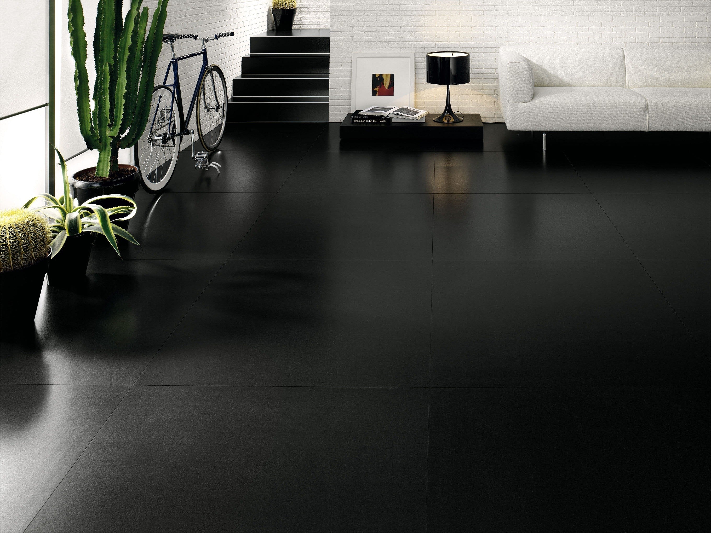 Cotto D'Este Kerlite Black White Plus 3 Pavimento posata in ambiente arredato, dettaglio della venatura - Cotto D Este...