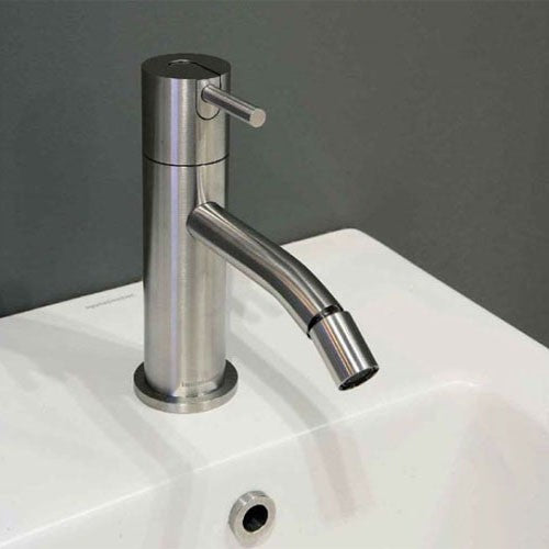 Antonio Lupi Ayati Miscelatore Bidet in Acciaio inox Lucido Cromo Lucido, vista frontale della maniglia e della bocca di...