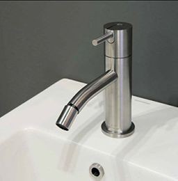 Antonio Lupi Ayati Miscelatore Bidet Acciaio inox Satinato, vista frontale della maniglia e della bocca di erogazione...