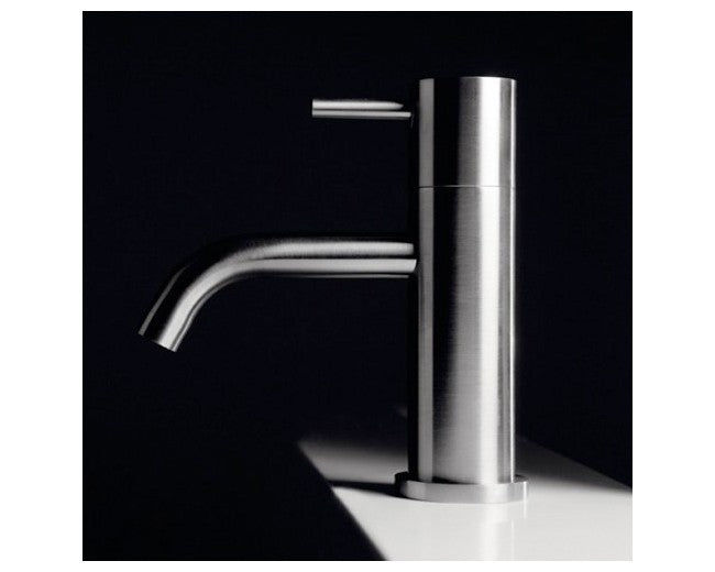 Antonio Lupi Ayati Miscelatore lavabo in Acciaio inox Cromo Satinato ambientato su piano bagno con accessori - Antonio...