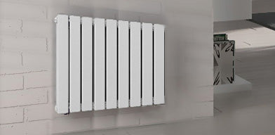 Irsap Piano2 radiatore 520 Verticale doppio H.520xL.1016 mm accesa in soggiorno, fiamma visibile attraverso il vetro
