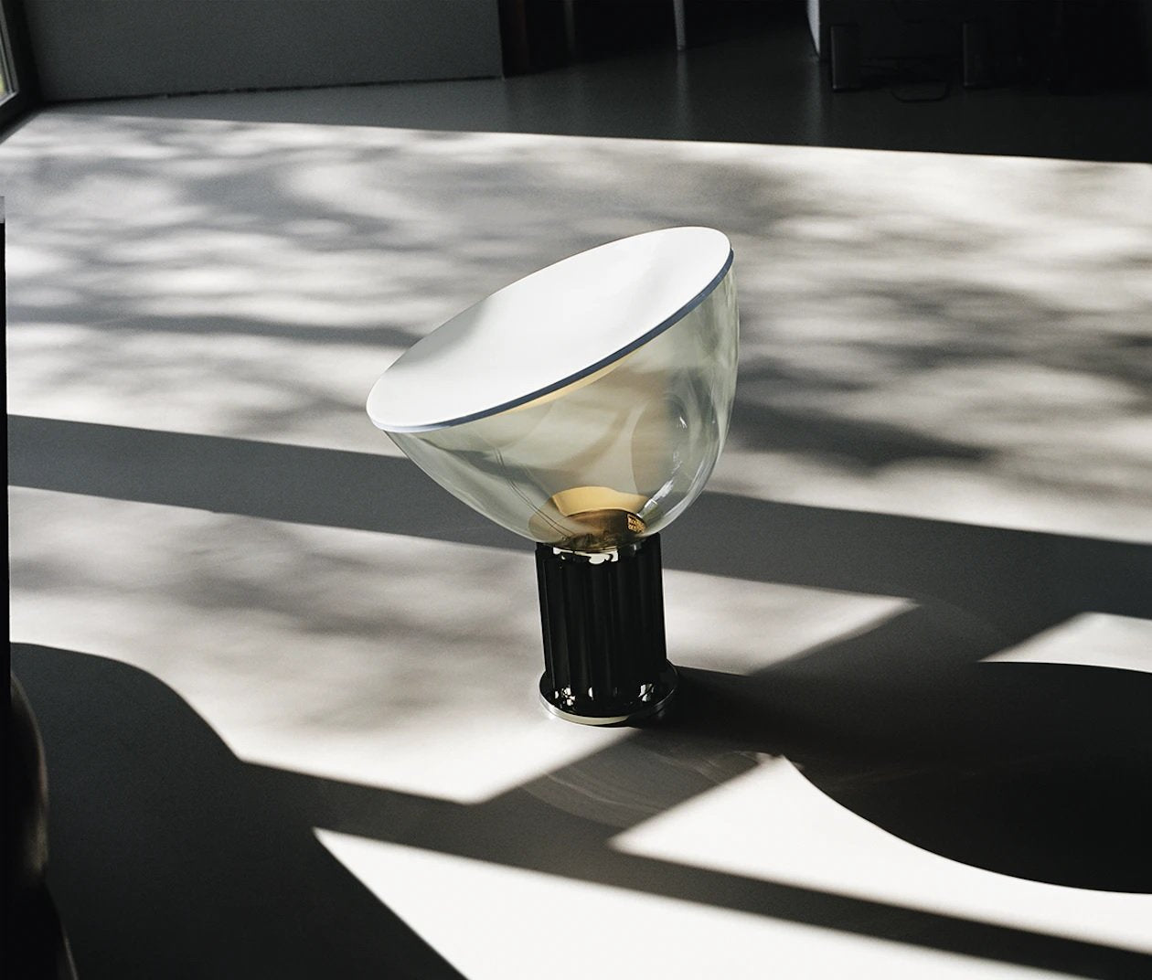 Flos Taccia Lampada da tavolo nero con dimmer, particolare del diffusore luminoso