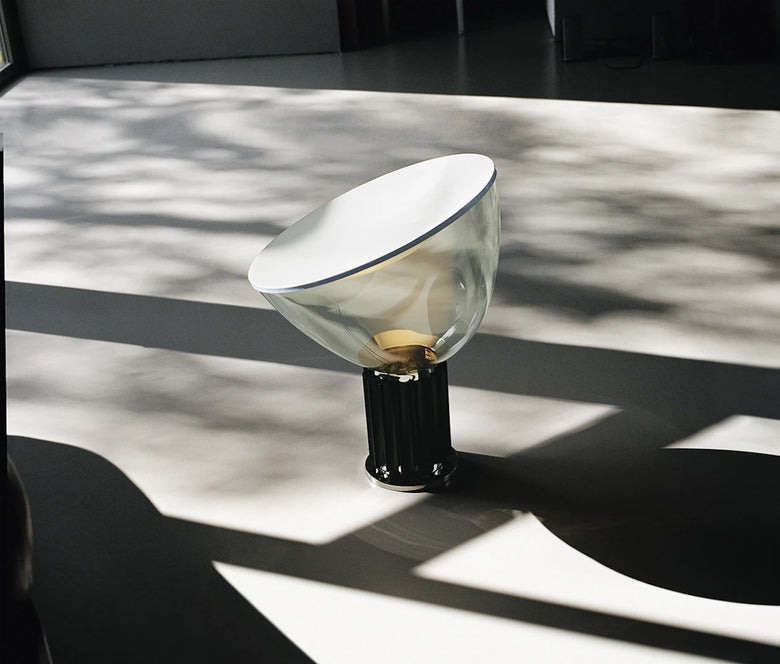 Flos Taccia Lampada da tavolo nero con dimmer, particolare del diffusore luminoso