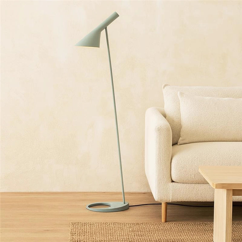 Louis Poulsen AJ Floor Lampada Da pavimento Petrolio pallido accesa in ambiente, design e diffusione della luce