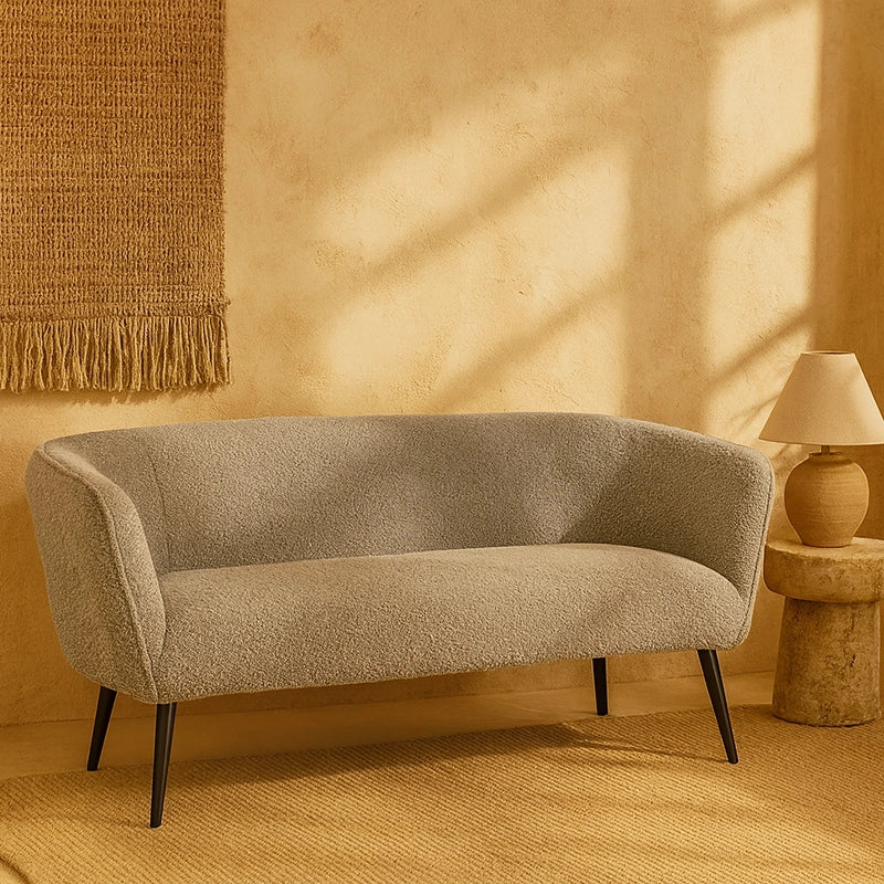 Andrea Bizzotto Avril Divano 3 Posti Effetto Boucle Grigio ambientato in spazio living con arredi coordinati